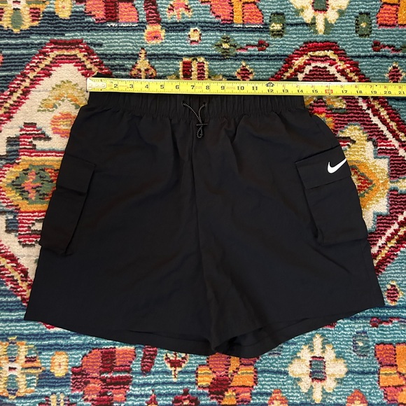 Nike Sportswear Essential
Women's Woven High-Rise Shorts - Picture 5 of 6